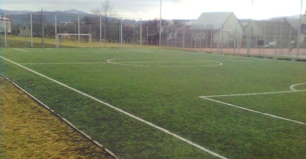 Warszawa to jedno z największych polskich centrów amatorskiej piłki nożnej. Setki drużyn rywalizują w ligach szóstek, siódemek i futsalu na miejskich Orlikach i halach sportowych. Podpowiadamy, jakie formaty rozgrywek działają w stolicy, ile kosztuje udział i gdzie zgłosić drużynę.